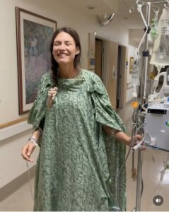 Bianca Balti cammina dopo il suo intervento chirurgo per tumore ovarico